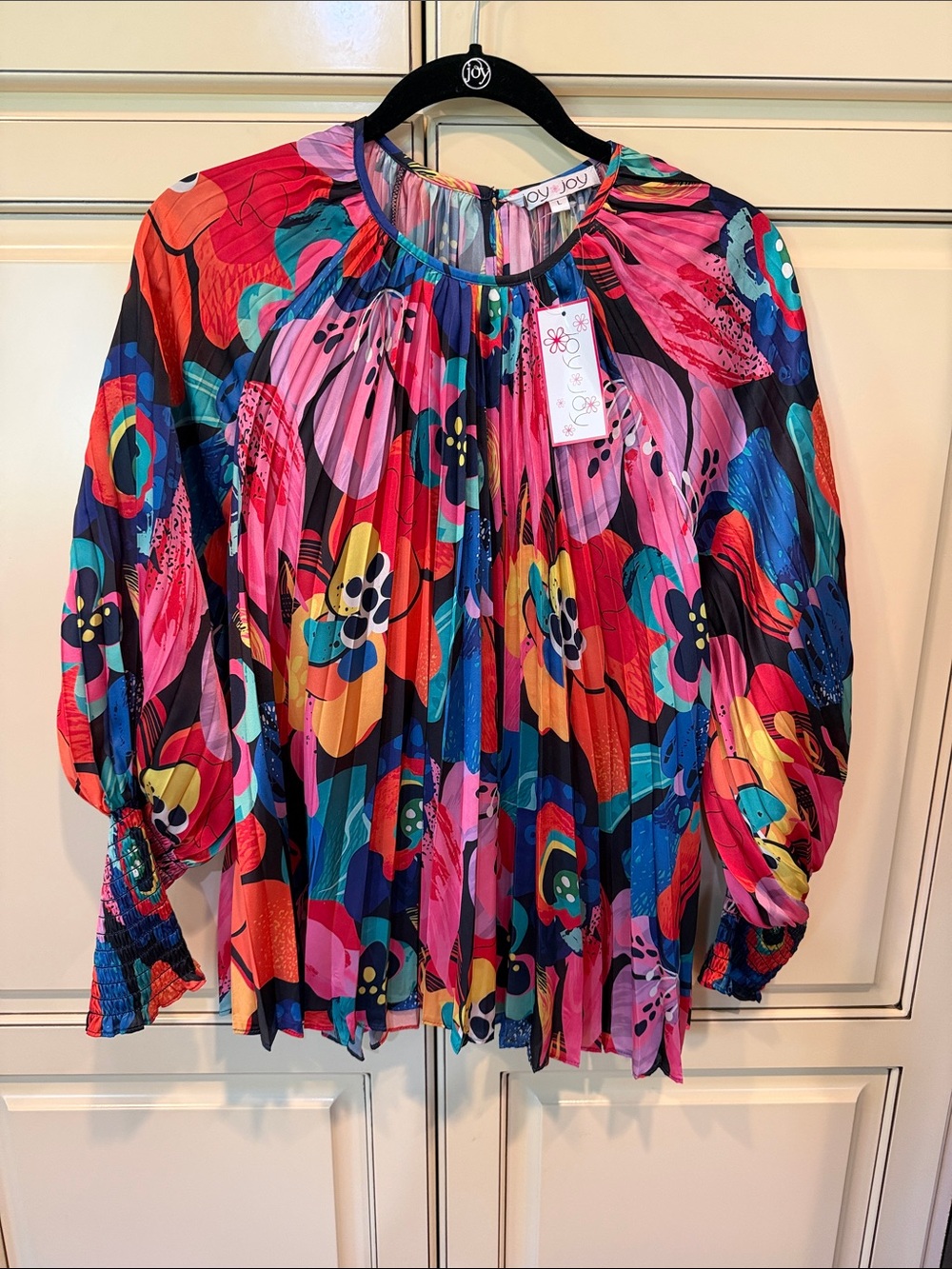 Joy Joy pleated Polly Blouse in Blooming Art print NWT size Large